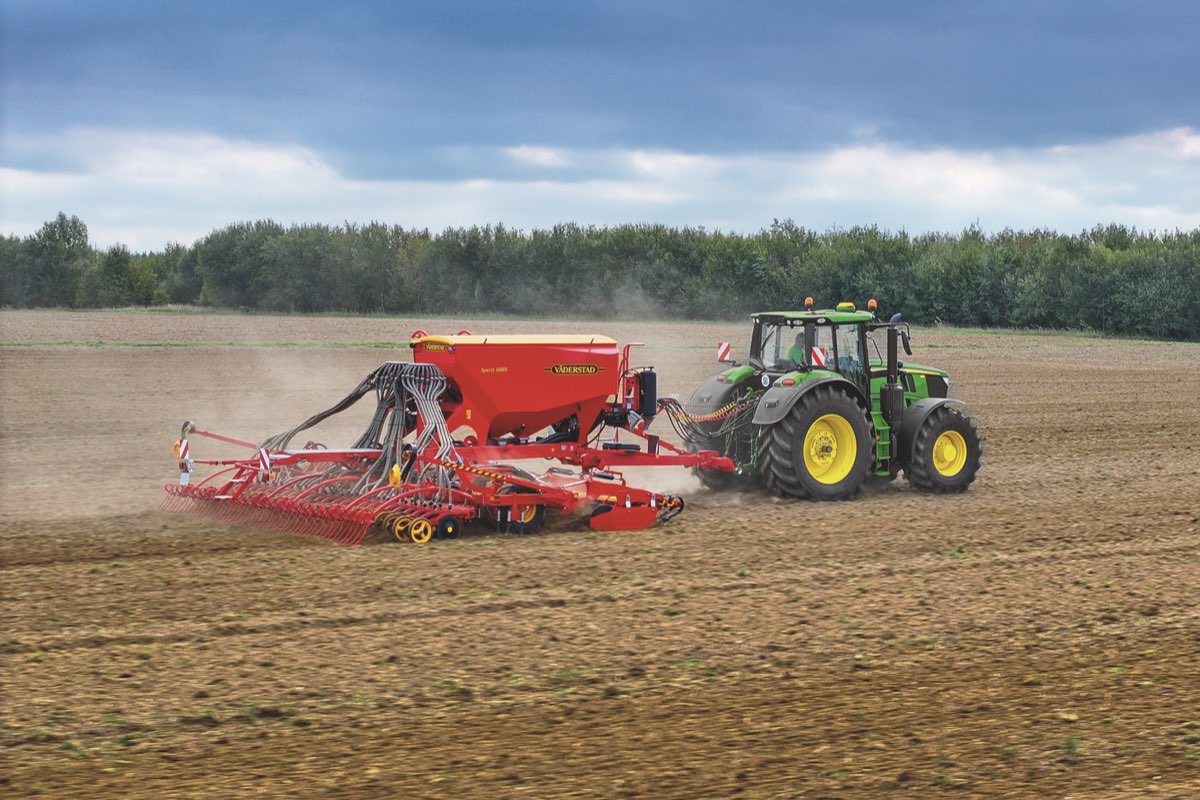 Grazie al design a telaio integrale i nuovi trattori 6M di John Deere assicurano una grande operatività con le attrezzature più grandi